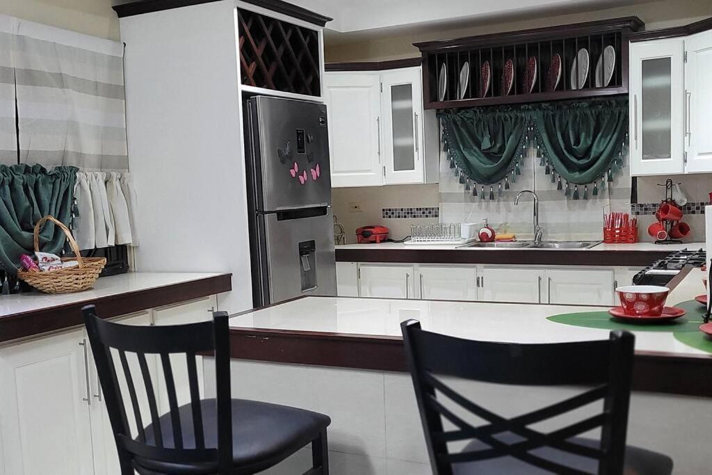 Travelholics Getaways Villa Piarco Екстериор снимка